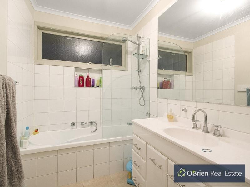 12 Farrer Close, Cranbourne VIC 3977