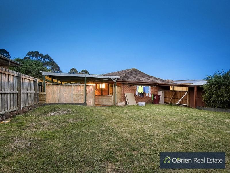 12 Farrer Close, Cranbourne VIC 3977