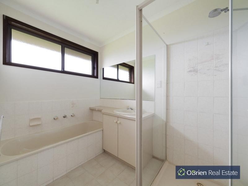 71 Gipps Crescent, Cranbourne North VIC 3977