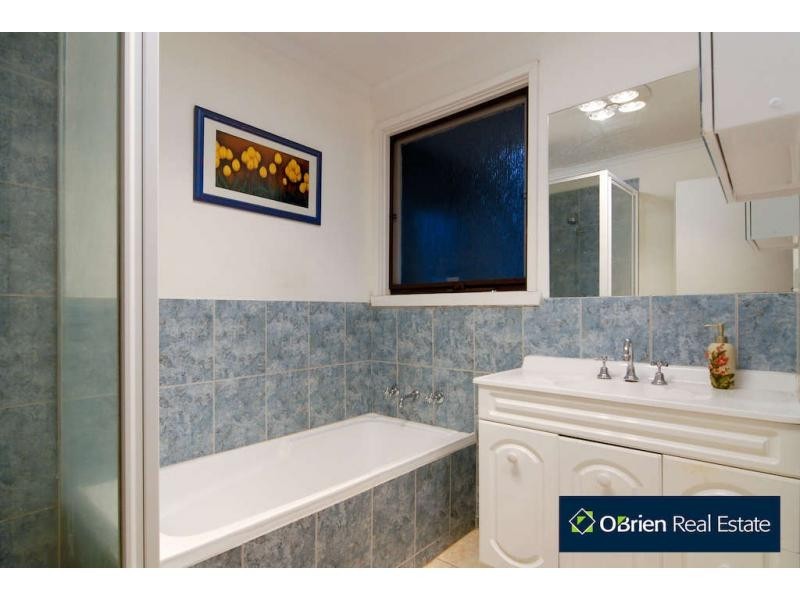 37 Ravenhill Crescent, Endeavour Hills VIC 3802