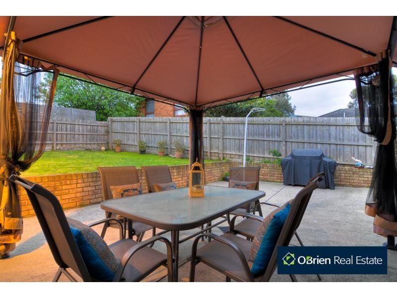 37 Ravenhill Crescent, Endeavour Hills VIC 3802