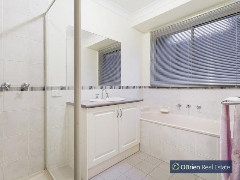 136 Windermere Drive, Pakenham VIC 3810