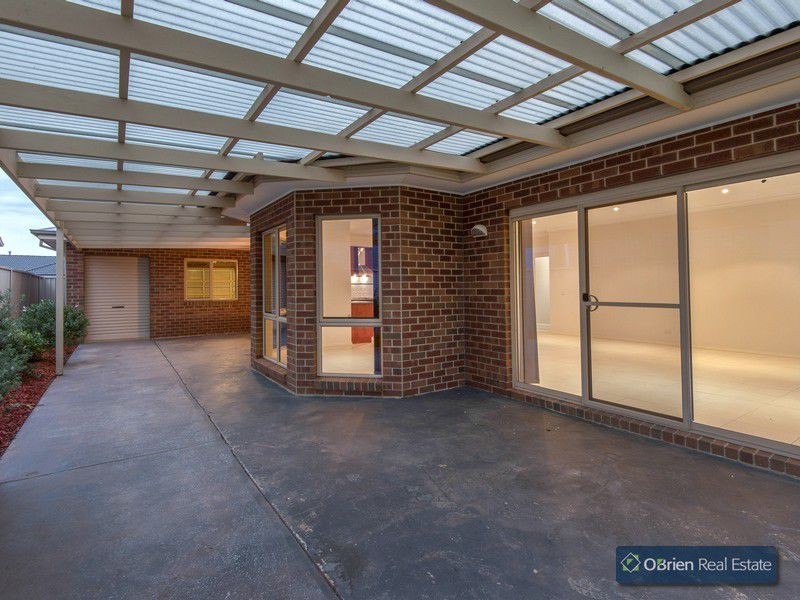 15 Wonboyn Close, Pakenham VIC 3810