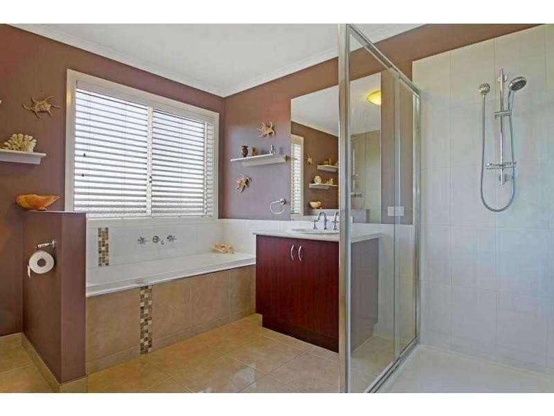 16 Yellow Gum Drive, Pakenham VIC 3810