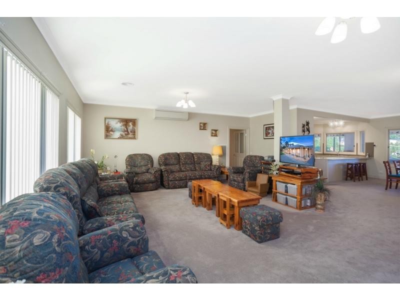 64 Kamanari Court, Drouin VIC 3818