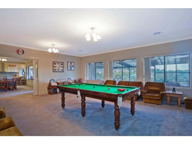 64 Kamanari Court, Drouin VIC 3818