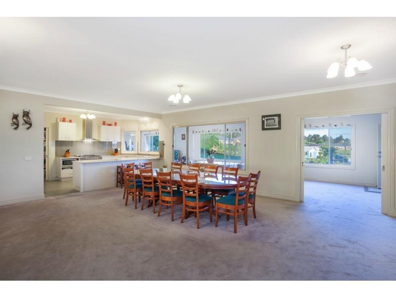 64 Kamanari Court, Drouin VIC 3818