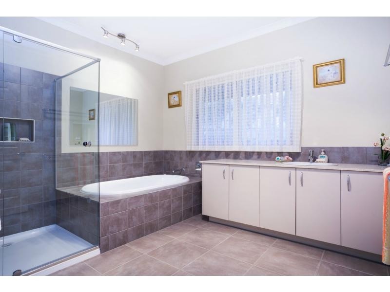 64 Kamanari Court, Drouin VIC 3818