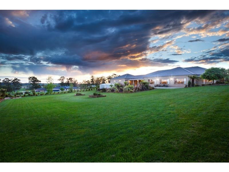 64 Kamanari Court, Drouin VIC 3818