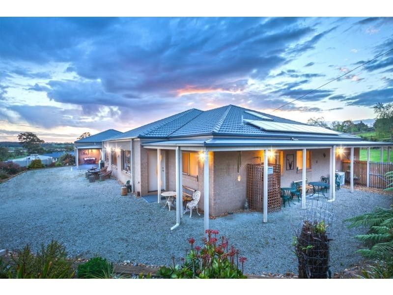 64 Kamanari Court, Drouin VIC 3818