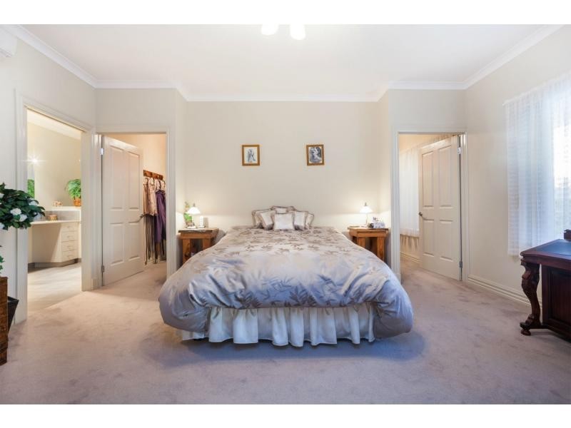 64 Kamanari Court, Drouin VIC 3818