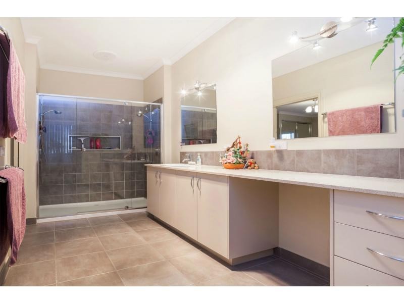 64 Kamanari Court, Drouin VIC 3818