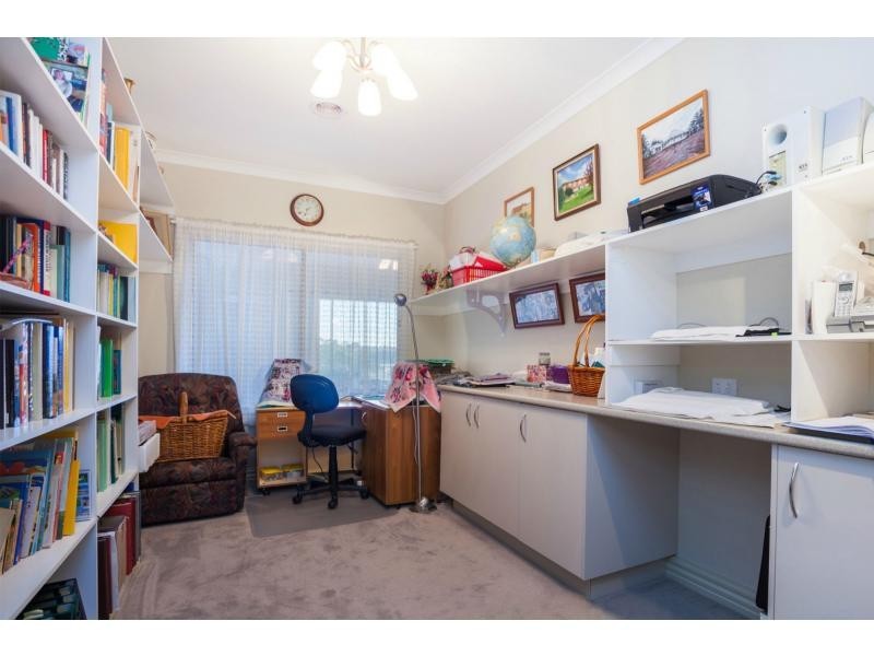 64 Kamanari Court, Drouin VIC 3818