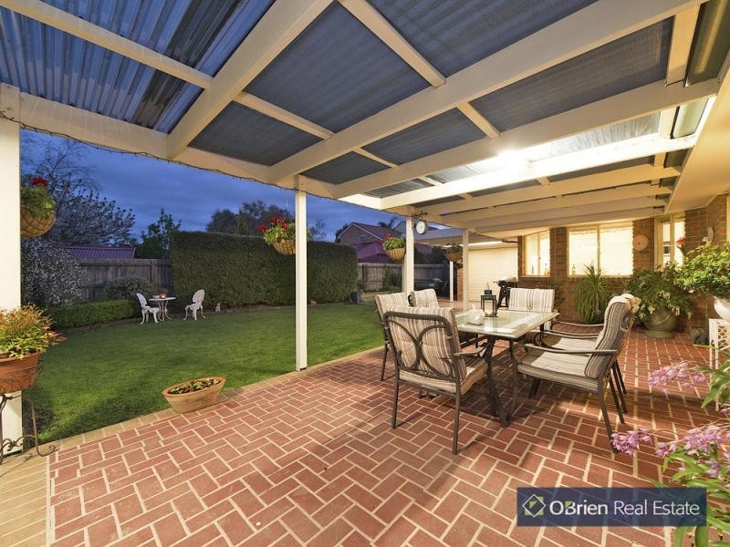 8 Jenny Court, Cranbourne North VIC 3977
