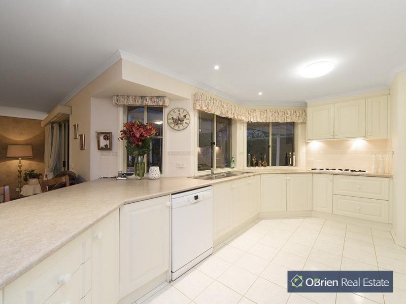 8 Jenny Court, Cranbourne North VIC 3977