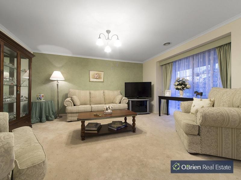 8 Jenny Court, Cranbourne North VIC 3977