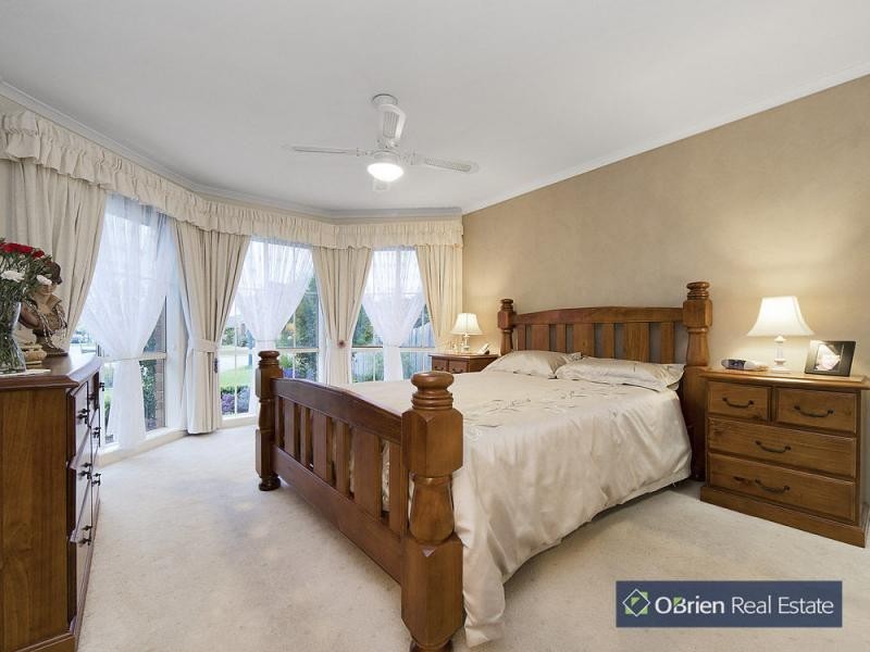 8 Jenny Court, Cranbourne North VIC 3977