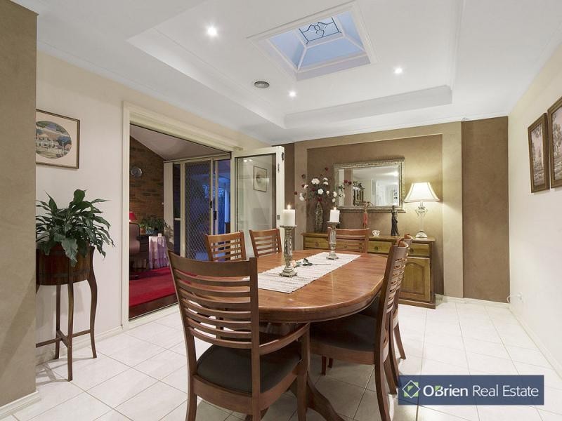 8 Jenny Court, Cranbourne North VIC 3977