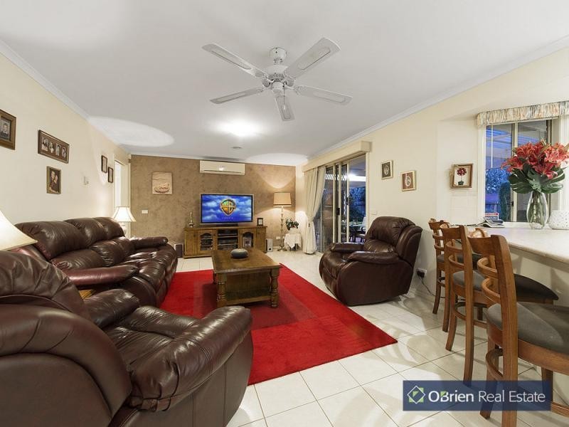 8 Jenny Court, Cranbourne North VIC 3977