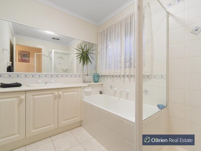 8 Jenny Court, Cranbourne North VIC 3977