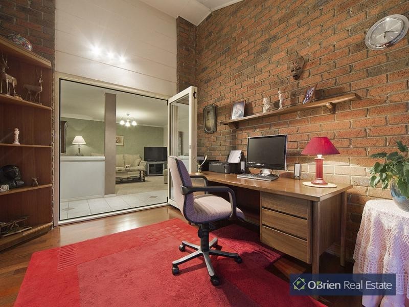 8 Jenny Court, Cranbourne North VIC 3977