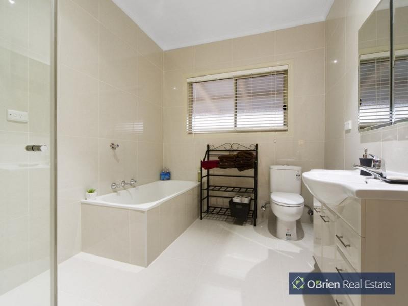 18 Crawley Road, Narre Warren North VIC 3804