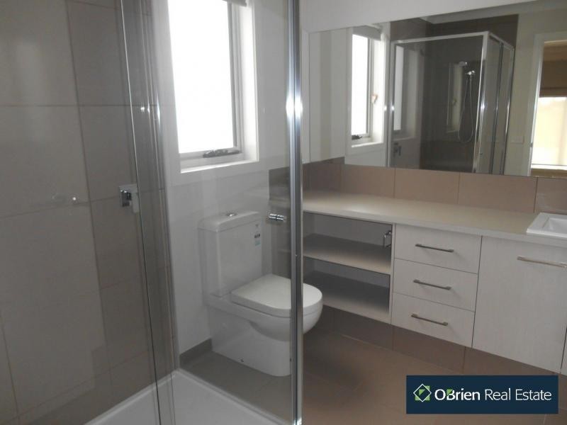 3 Scullin Street, Cranbourne East VIC 3977