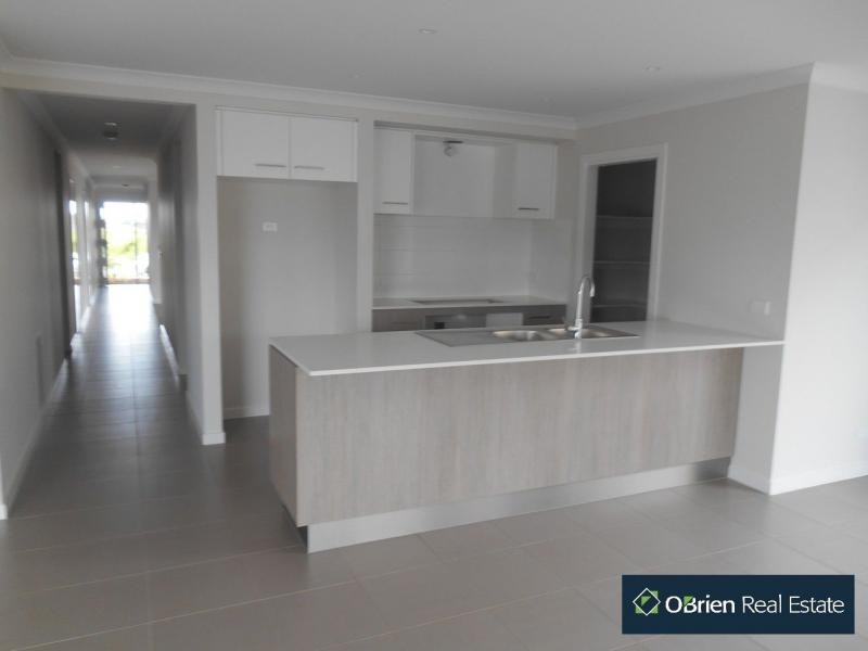 3 Scullin Street, Cranbourne East VIC 3977