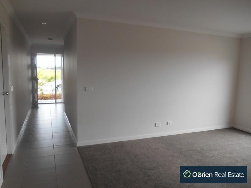 3 Scullin Street, Cranbourne East VIC 3977