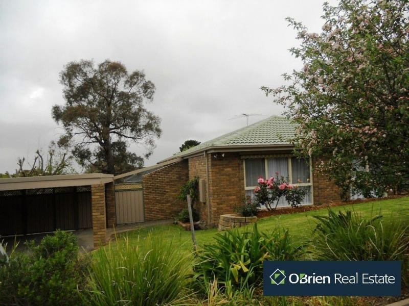 8 Hutchins Avenue, Endeavour Hills VIC 3802