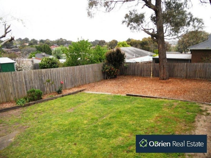 8 Hutchins Avenue, Endeavour Hills VIC 3802