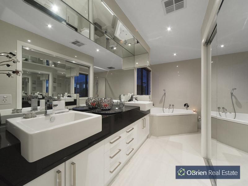 12 Cormorant Parade, Pakenham VIC 3810