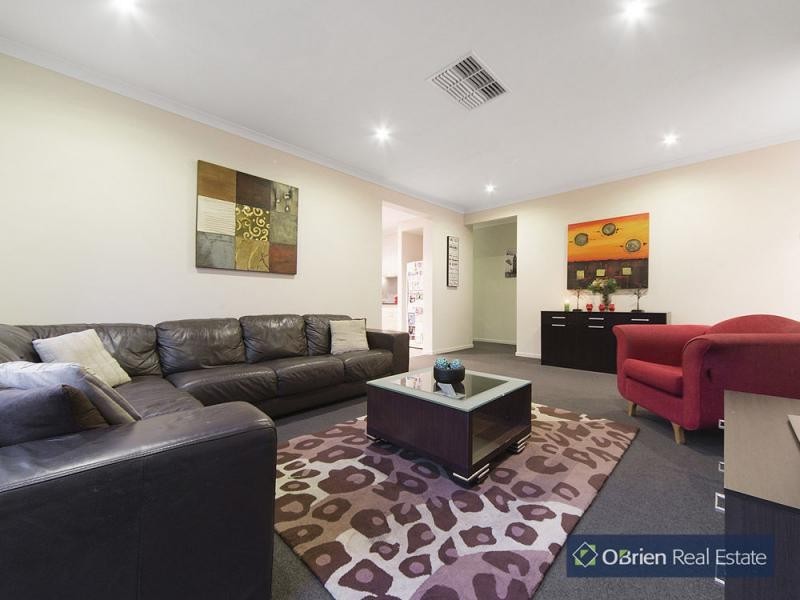 18 Dalton Way, Cranbourne East VIC 3977