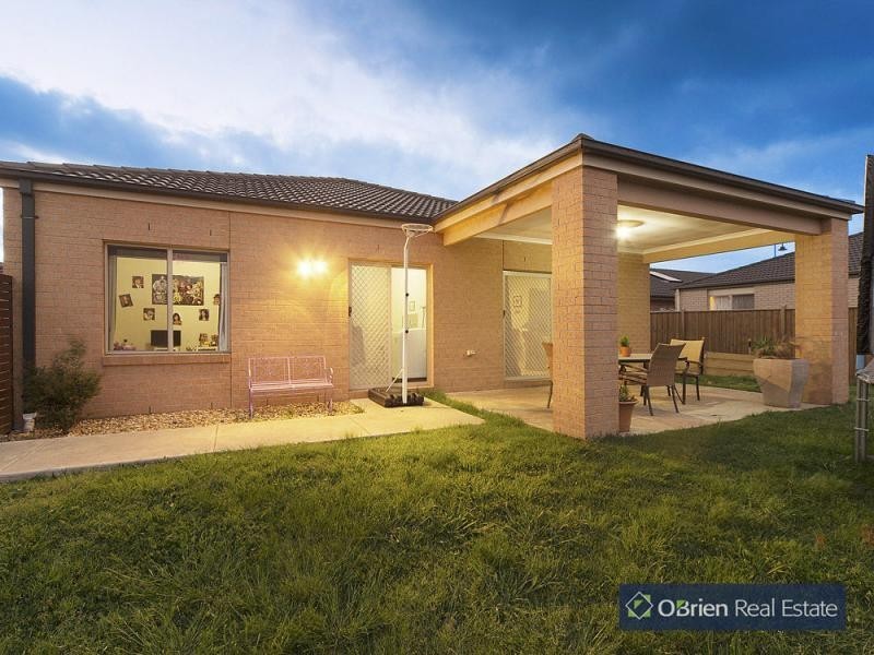18 Dalton Way, Cranbourne East VIC 3977