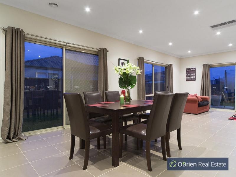 18 Dalton Way, Cranbourne East VIC 3977