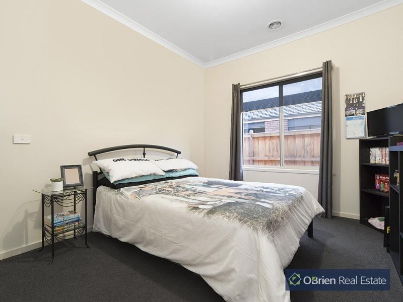 18 Dalton Way, Cranbourne East VIC 3977