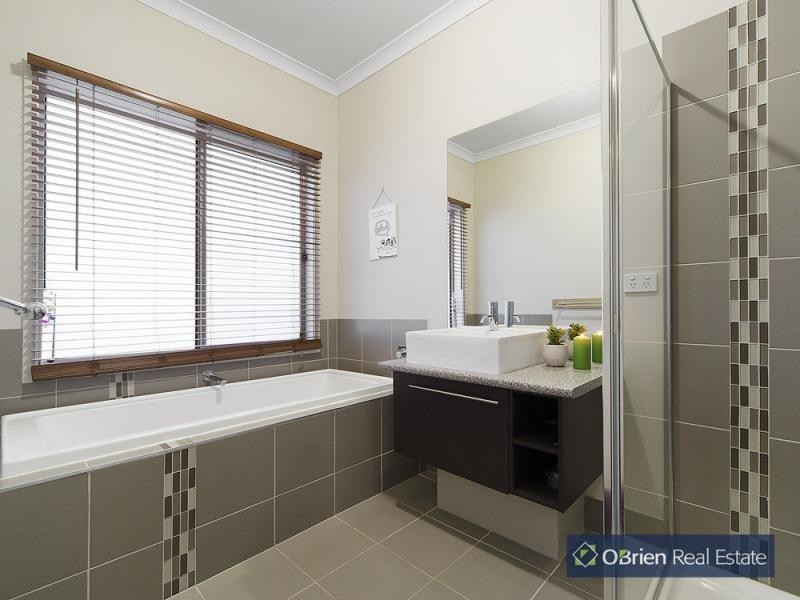 18 Dalton Way, Cranbourne East VIC 3977