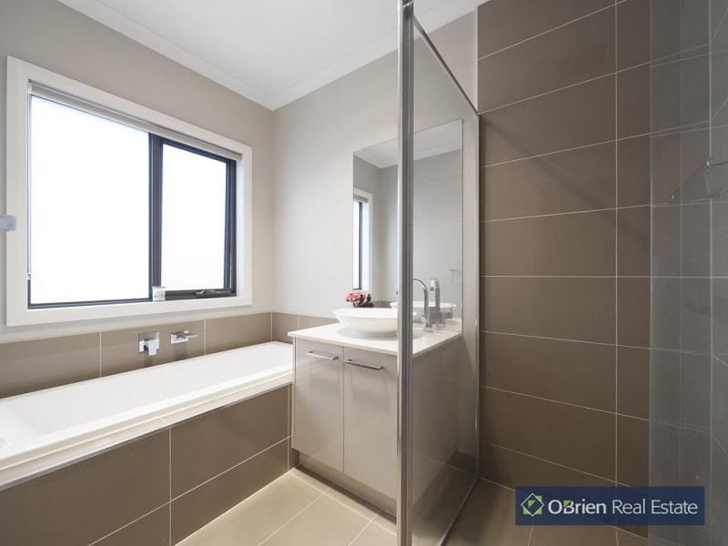 13 Red Poll Road, Cranbourne West VIC 3977