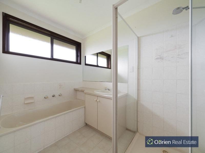 71 Gipps Crescent, Cranbourne North VIC 3977