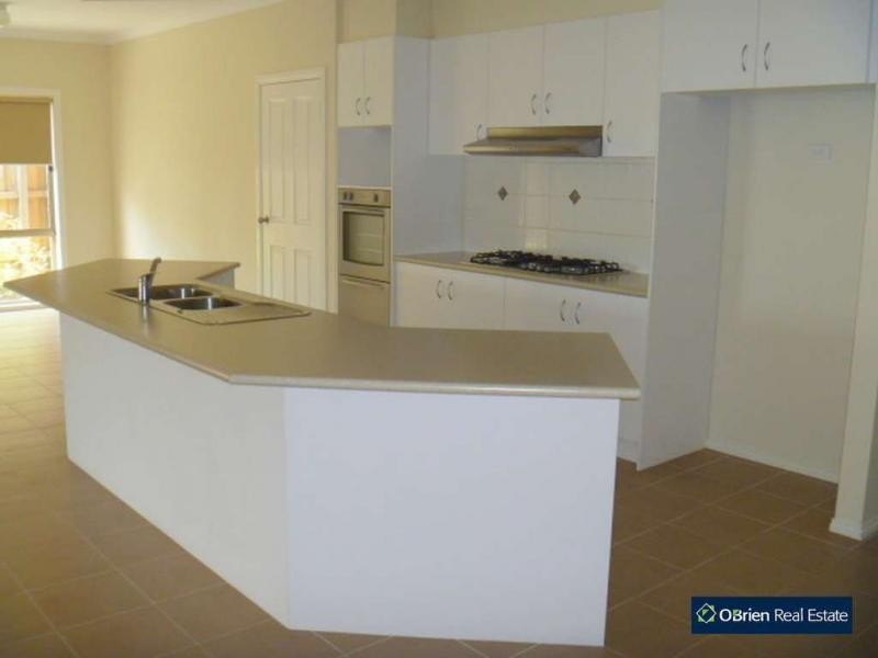 16 Barak Avenue, Berwick VIC 3806