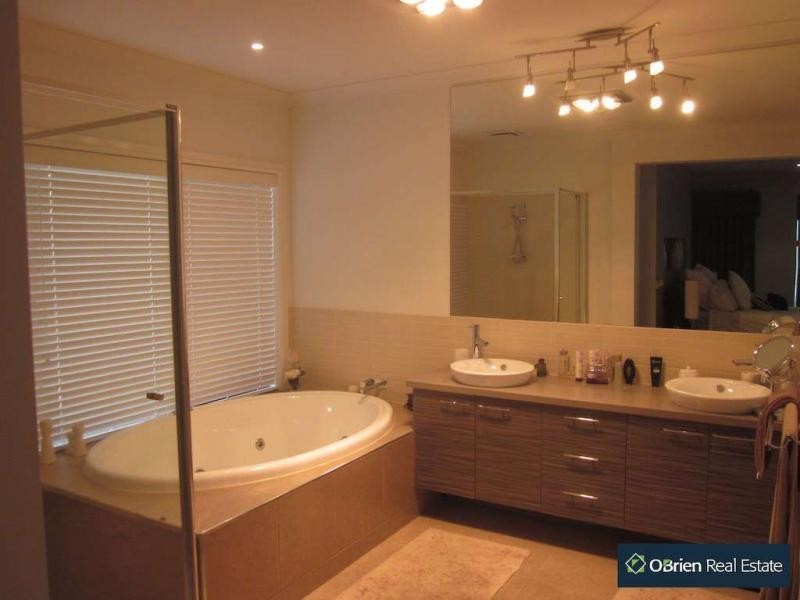 13 Corowa Place, Sandhurst VIC 3977