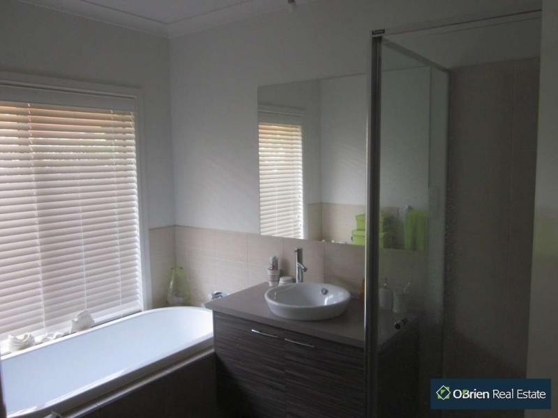 13 Corowa Place, Sandhurst VIC 3977