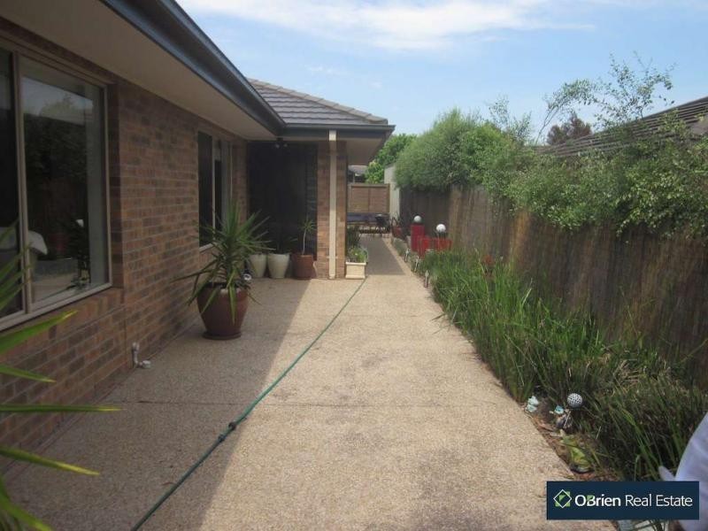 13 Corowa Place, Sandhurst VIC 3977