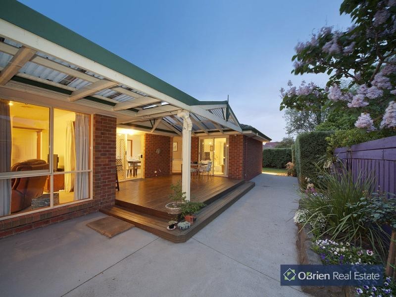 4 Meadow Place, Narre Warren South VIC 3805