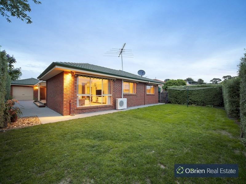 4 Meadow Place, Narre Warren South VIC 3805