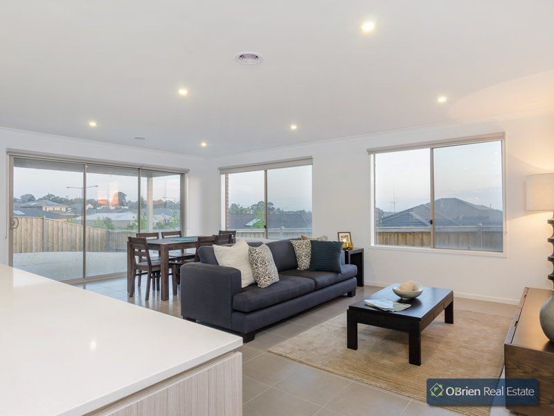 2 Grattan Way, Pakenham VIC 3810