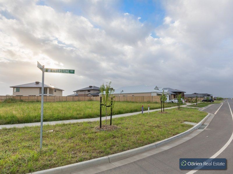 54 Riverstone Boulevard, Clyde North VIC 3978