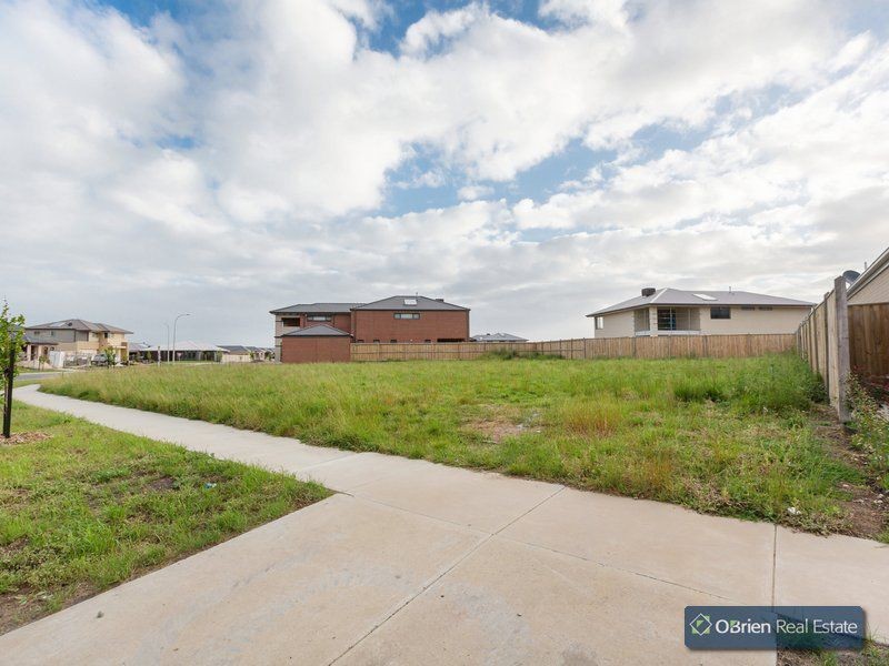 54 Riverstone Boulevard, Clyde North VIC 3978