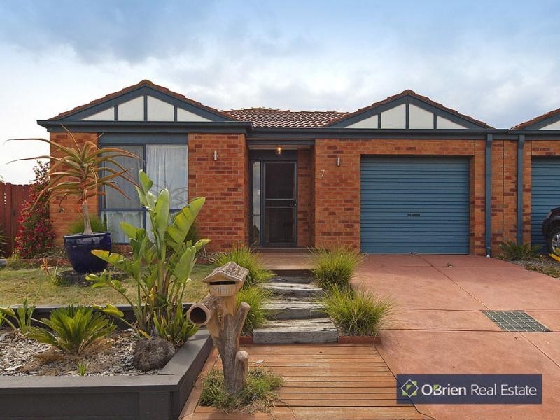 7 Staunton Walk, Cranbourne East VIC 3977