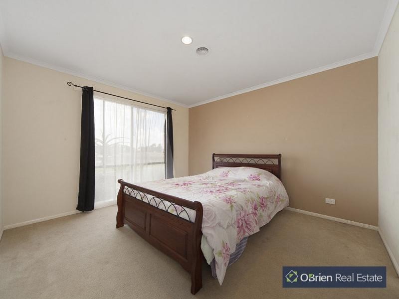 7 Staunton Walk, Cranbourne East VIC 3977